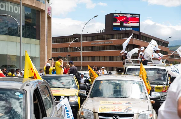 Кіто, Еквадор - 5 лютого 2017: Прихильників тримають прапори під час кампанії мітинг Синтія Viteri, кандидата в президенти Partido соціальних Кріштіану партії. — стокове фото