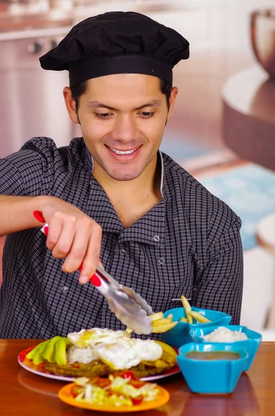Homme dans la cuisine plat de cuisine, cuisine churrasco ecuatorian — Photo