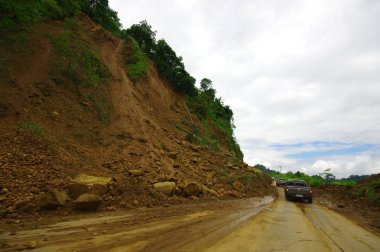 Portoviejo, Ekvador - 18 Nisan 2016: 7.8 depremden sonra kıyıya giden yolu engelleyen heyelan
