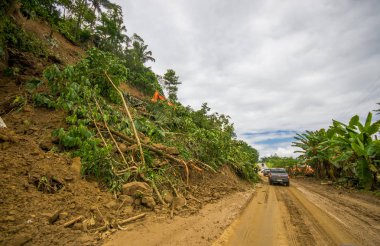 Portoviejo, Ekvador - 18 Nisan 2016: 7.8 depremden sonra kıyıya giden yolu engelleyen heyelan