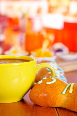 Geleneksel lezzetli latin Amerika colada morada meyve suyu, o ölünün Hıristiyanlıkla kan, gün ölü kavramının ile sarı kase