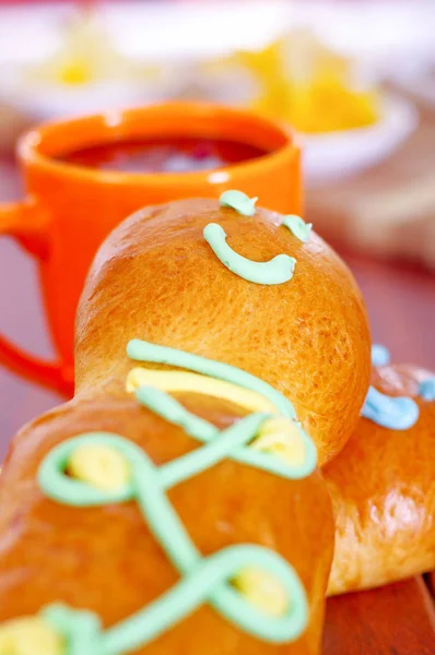 Eleganta setup traditionella välsmakande latinamerikanska guagua bröd, färgglada socker dekorationer, orange kopp med colada morada berry juice bredvid, dag av begreppet döda — Stockfoto