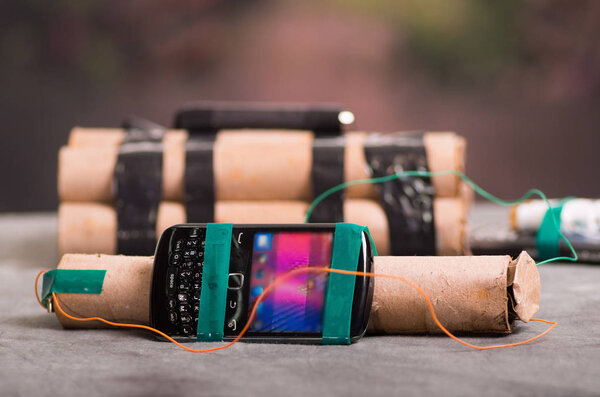 Крупный план самодельной взрывной бомбы
