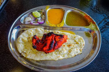 Tandori tavuk tabağının fotoğrafını kapat.