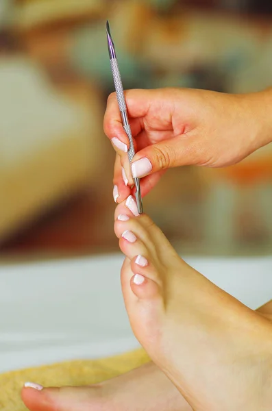 Cutículas que se empujan hacia atrás durante la pedicura — Foto de Stock