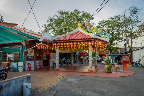 George Town, Maleisië - 10 maart 2017: Clan steigers zijn unieke Chinese nederzettingen bestaande sinds de 19e eeuw, langs deze houten pier zijn dorpen die het huis van de nakomelingen van Chinees — Stockfoto