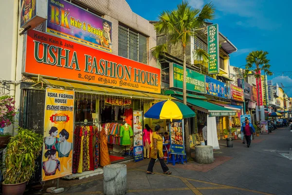 George Town, Maleisië - 10 maart 2017: Little India enclave, waar de oudste Hindoeïstische tempel in Penang ligt, Mahamariamman Tempel, alsmede waar vele Indiase winkels en restaurants. — Stockfoto