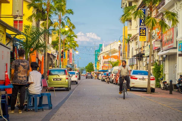 George Town, Malaysia - March 10, 2017: Streetscape view of colorful shops and daily life of the second largest city in Malaysia. — Stock Photo, Image