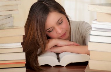 yorgun öğrenci tamamen kütüphanede kitap yatıya