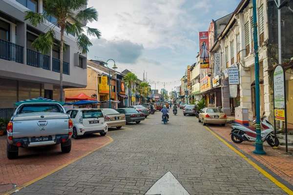 George Town, Malásia - 10 de março de 2017: bela vista panorâmica contrastando arquitetura antiga e moderna no centro da cidade . — Fotografia de Stock