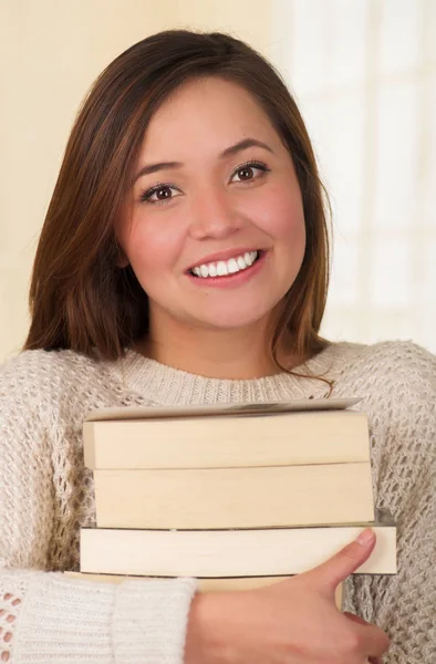 Vrouw bedrijf stapel boeken. — Stockfoto