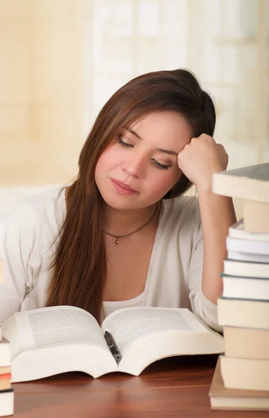 Ritratto di studente intelligente con libro aperto che lo legge nella biblioteca del college addormentarsi — Foto Stock
