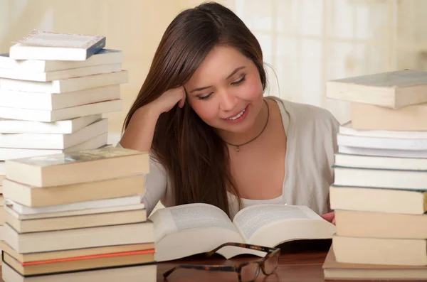Portrét chytrý student s otevřenou knihou čtení v knihovně školy — Stock fotografie