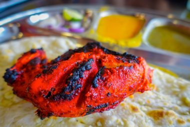 Tandori tavuk tabağının fotoğrafını kapat.