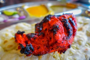 Tandori tavuk tabağının fotoğrafını kapat.