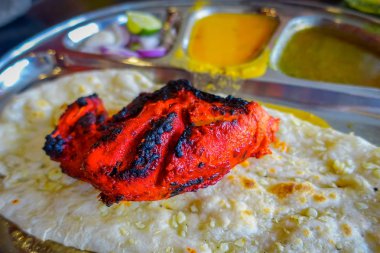 Tandori tavuk tabağının fotoğrafını kapat.