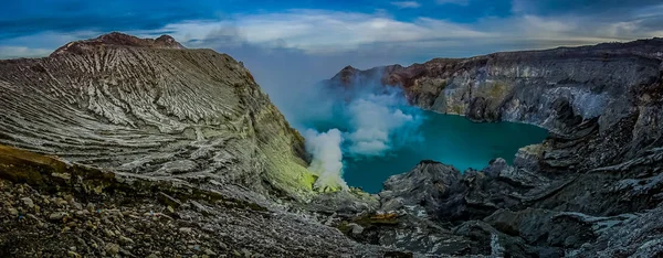 KAWEH IJEN, INDONÉSIE : Vue d'ensemble spectaculaire du lac de cratère volcanique avec des falaises de montagne rugueuses, concept de grande nature — Photo