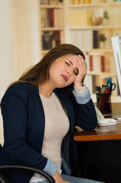 Mujer de negocios cansada con dolor de cabeza mientras trabaja — Foto de Stock