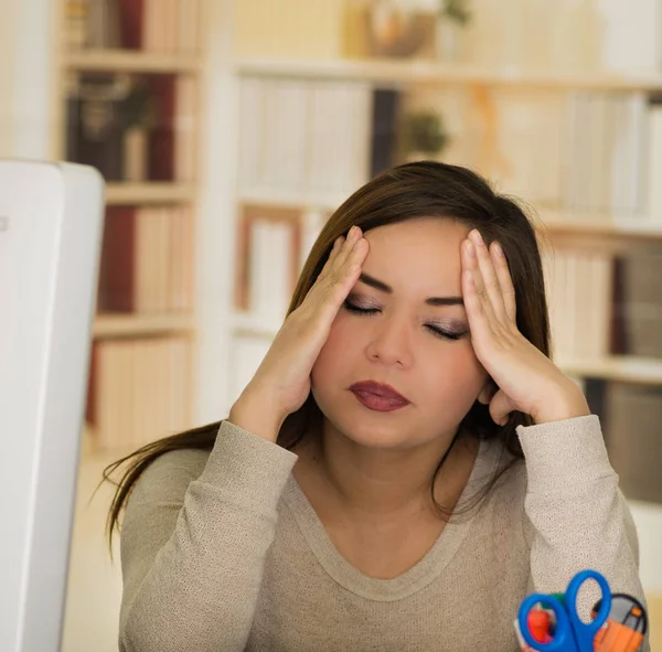 Femmina lavoratore ha dolore alla testa — Foto Stock