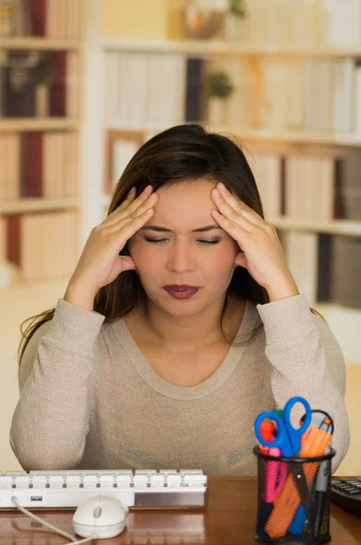 Hermosa trabajadora tiene dolor de cabeza . — Foto de Stock