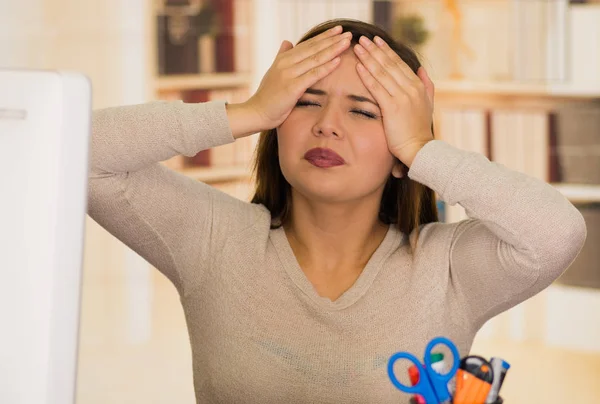 Femmina lavoratore ha dolore alla testa da stress — Foto Stock