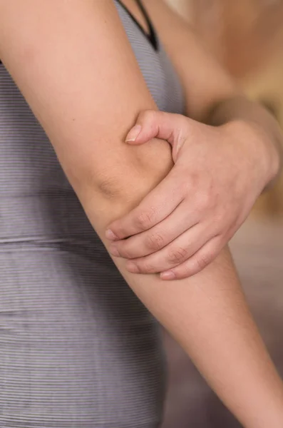 팔꿈치 통증으로 아름 다운 젊은 여자 — 스톡 사진