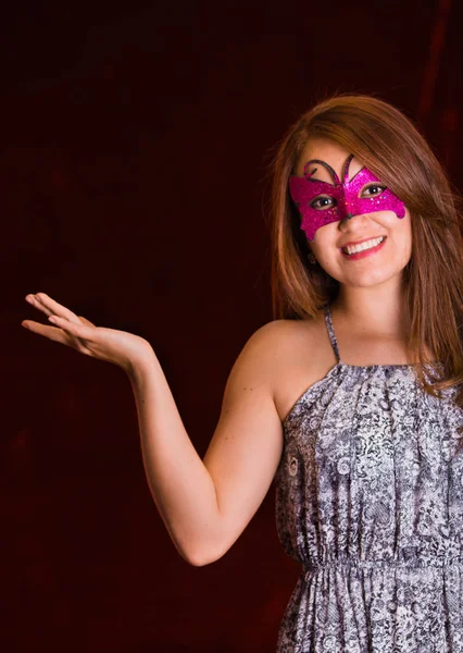 Mooi model vrouw draagt roze carnaval masker — Stockfoto