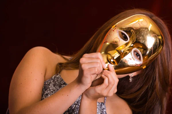 快乐的美丽女人，戴着金色面具 — 图库照片
