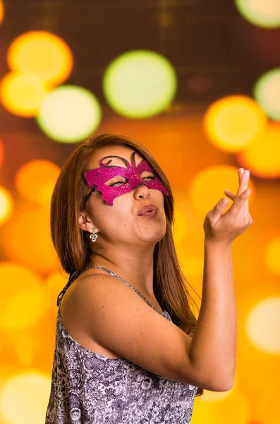 美模型女人穿着粉红色的狂欢节面具在彩色背景 — 图库照片
