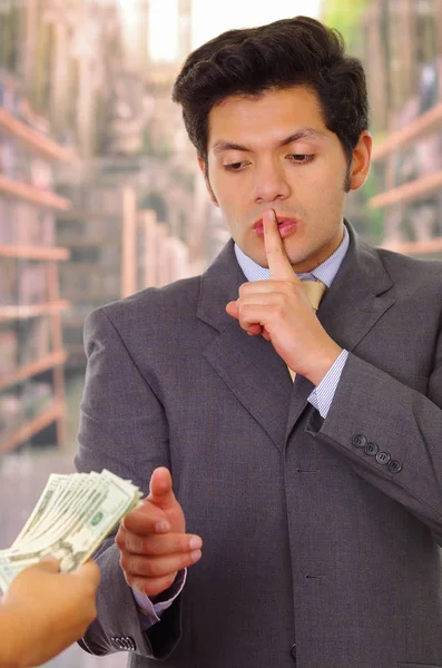 Korrupter junger Geschäftsmann nimmt Geld von einem Gauner an — Stockfoto
