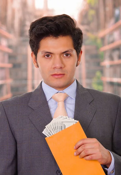 Skorumpowany polityk otrzymane pieniądze z oszustem wewnątrz żółta koperta — Zdjęcie stockowe
