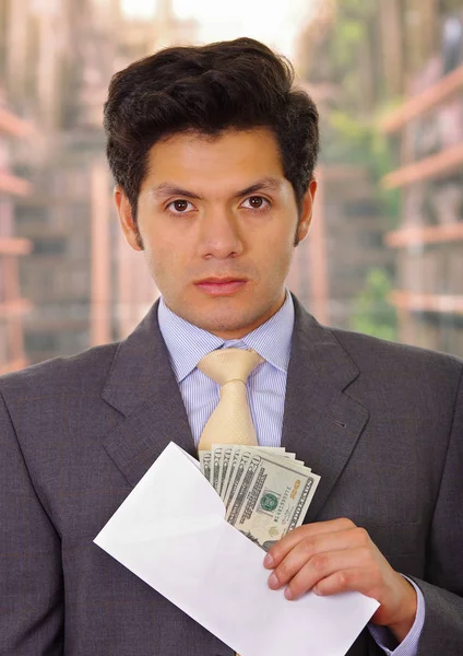 Corrupt politician put some money inside of an envelope — Stock Photo, Image