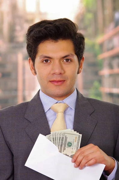 Corrupt politician put some money inside of an envelope — Stock Photo, Image
