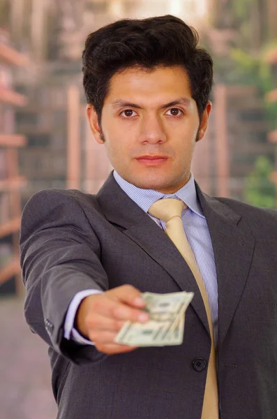 Giovane uomo d'affari corrotto con un po 'di soldi da un truffatore — Foto Stock