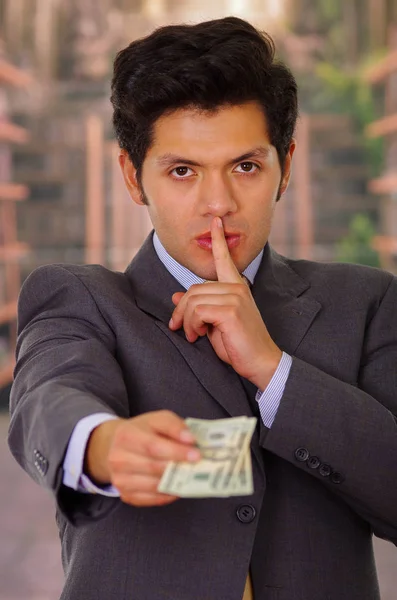 Joven empresario corrupto con algo de dinero de un ladrón — Foto de Stock