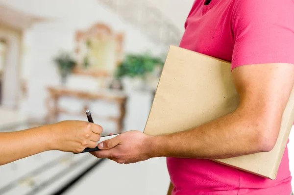 Customer Signing For Delivery From Courier — Stock Photo, Image