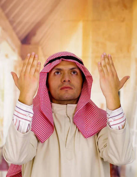 Carino giovani arabo ragazzo pregando per dio — Foto Stock