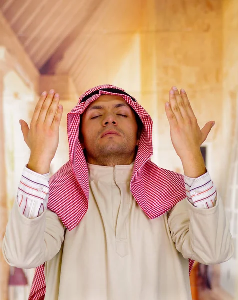 かわいい若いアラビア男神への祈り — ストック写真