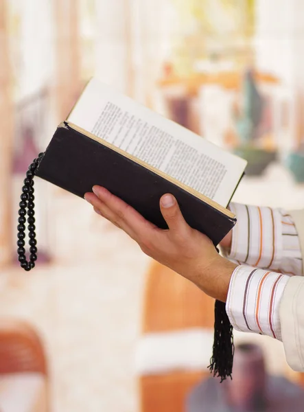 Взрослый мусульманин читает Коран — стоковое фото