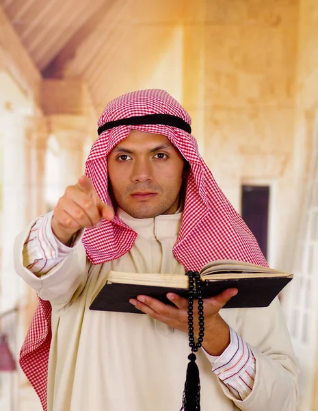 成人のイスラム教徒の男性は、コーランを読んでください。 — ストック写真