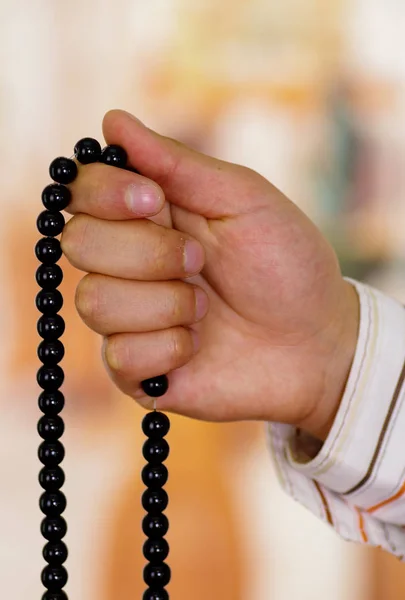 Arabo ragazzo pregando Dio e tenendo una masbaha — Foto Stock