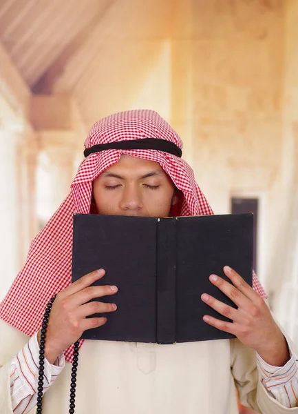 L'uomo musulmano adulto sta leggendo il Corano — Foto Stock