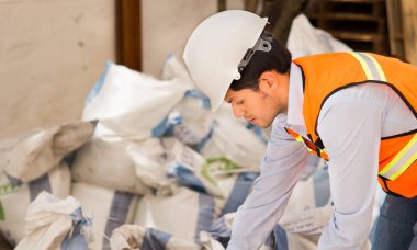 İnşaat alanına bakan mühendis.