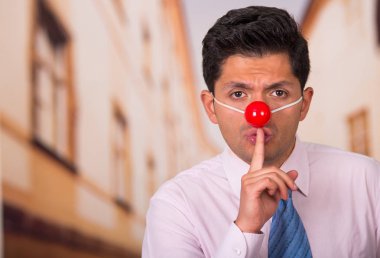 Kırmızı plastik burun ile komik iş adamı