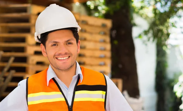 Engineer looking at construction site — Stock Photo, Image