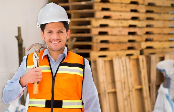 Lachende ingenieur terwijl een constructie accessoires op bouwplaats — Stockfoto