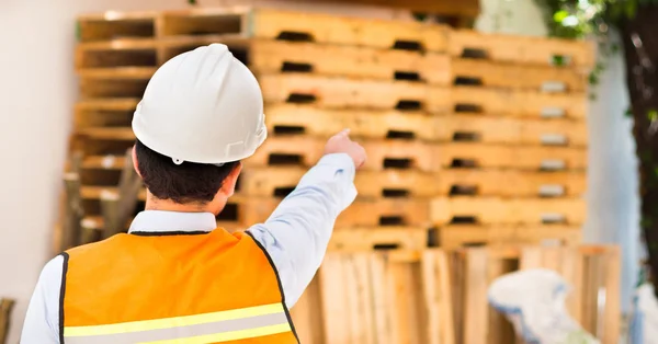 Ingénieur regardant le chantier — Photo