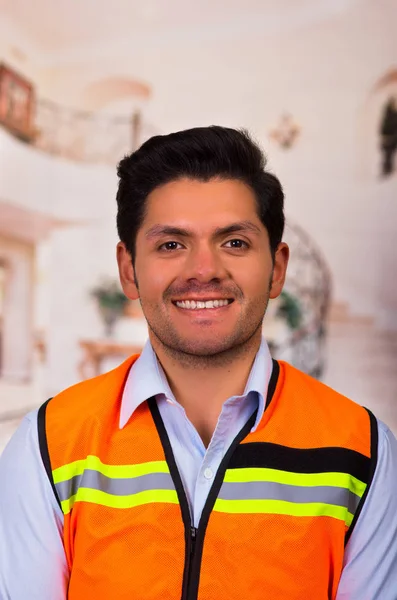 Engenheiro olhando para canteiro de obras — Fotografia de Stock