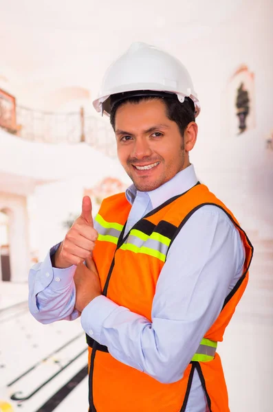 Engenheiro bonito feliz no canteiro de obras — Fotografia de Stock