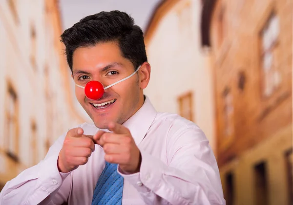 Hombre de negocios divertido con nariz de plástico rojo — Foto de Stock